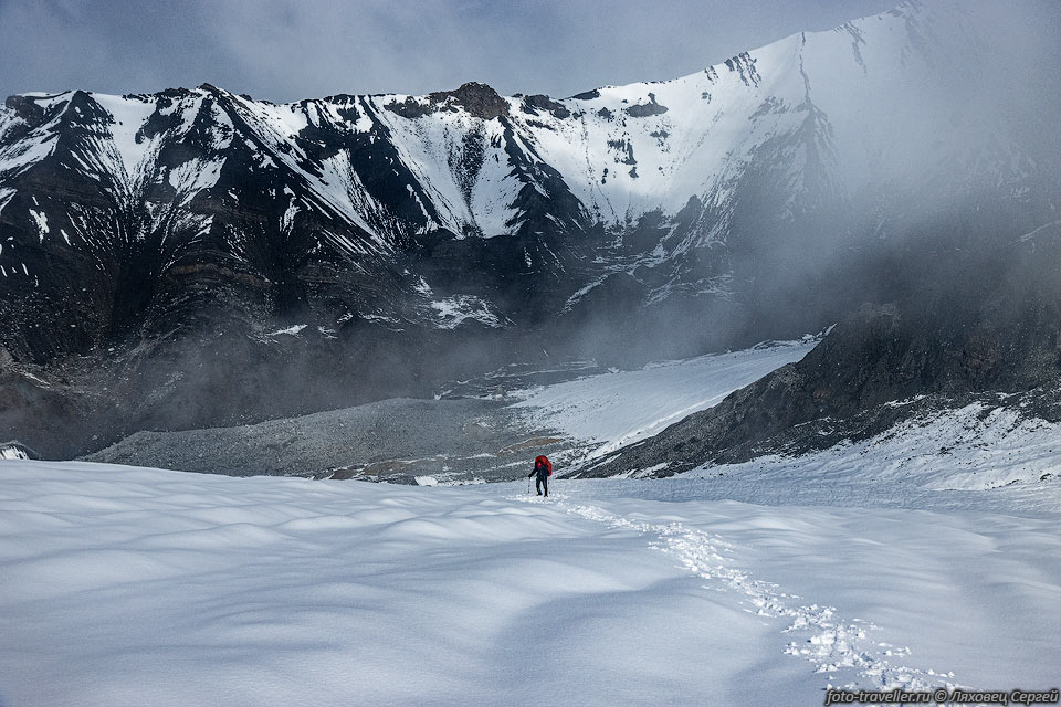 Центральный массив горно-ледниковый массив хребта Сунтар-Хаята 
расположен на стыке главного водораздела хребта с Юдомским хребтом. Высшая точка 
в этих краях - гора Берилл, вторая по высоте вершина хребта Сунтар-Хаяты. В узле 
горы Берилл находится 26 ледников.