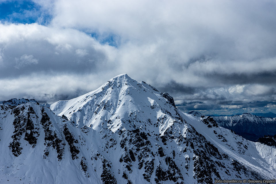 Снежные вершины хребта Сунтар-Хаята