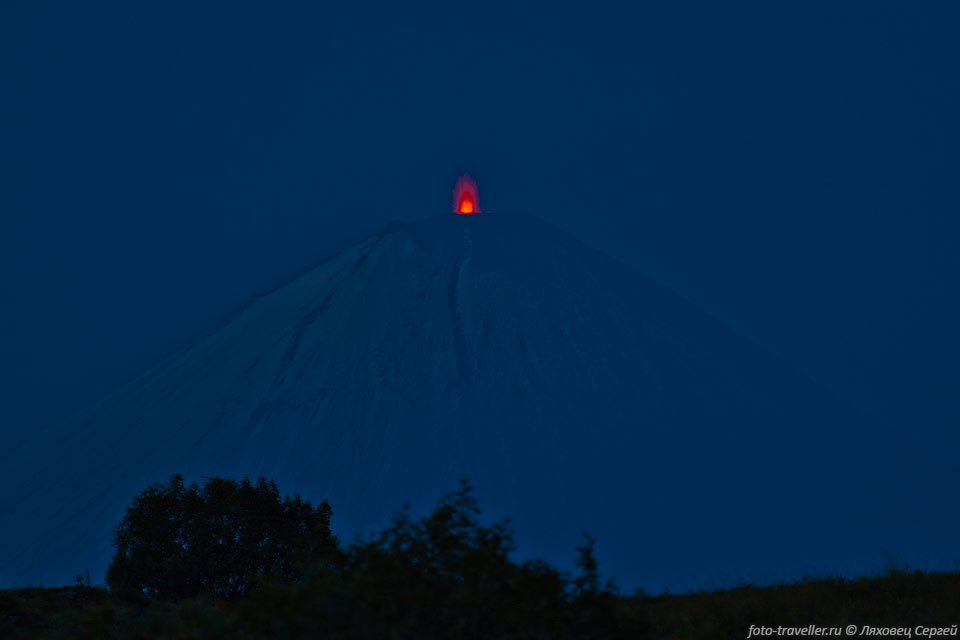 Вечернее извержение вулкана Ключевская сопка (4850 м).
Самый высокий и один из самых активных вулканов Евразии.
15 августа 2013 г. вулкан активизировался и началось новое извержение.