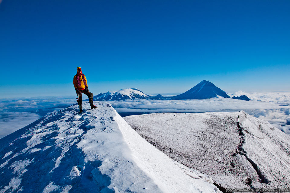 На вершине вулкана Острый Толбачик (3672 м).
Вид с вершины очень красивый.