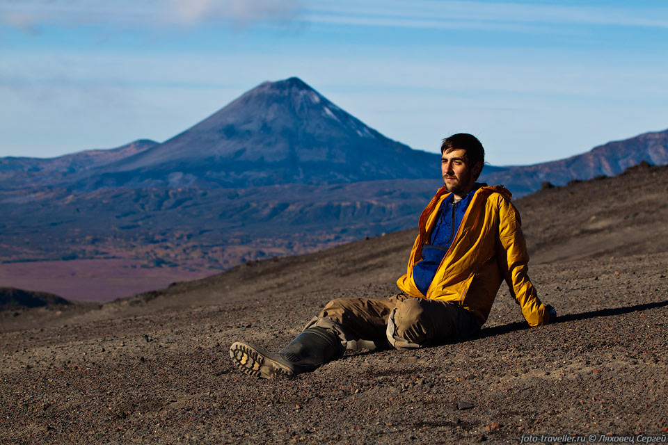 Антон на фоне вулкана Карымский