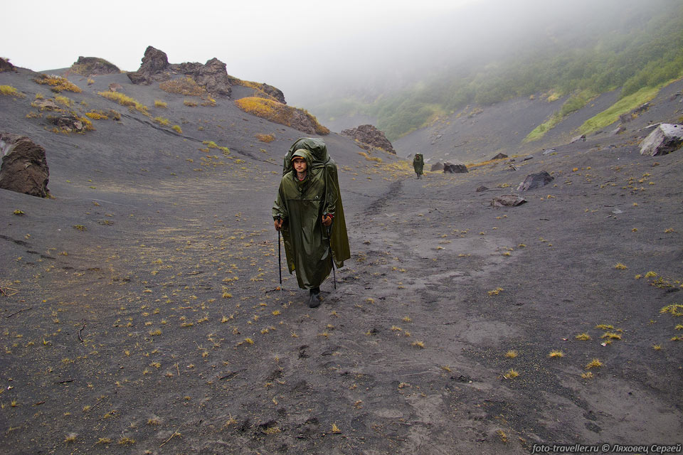 Обходим вулкан Карымский.
Пока до него добрались, долго лазили в тумане по стланику.