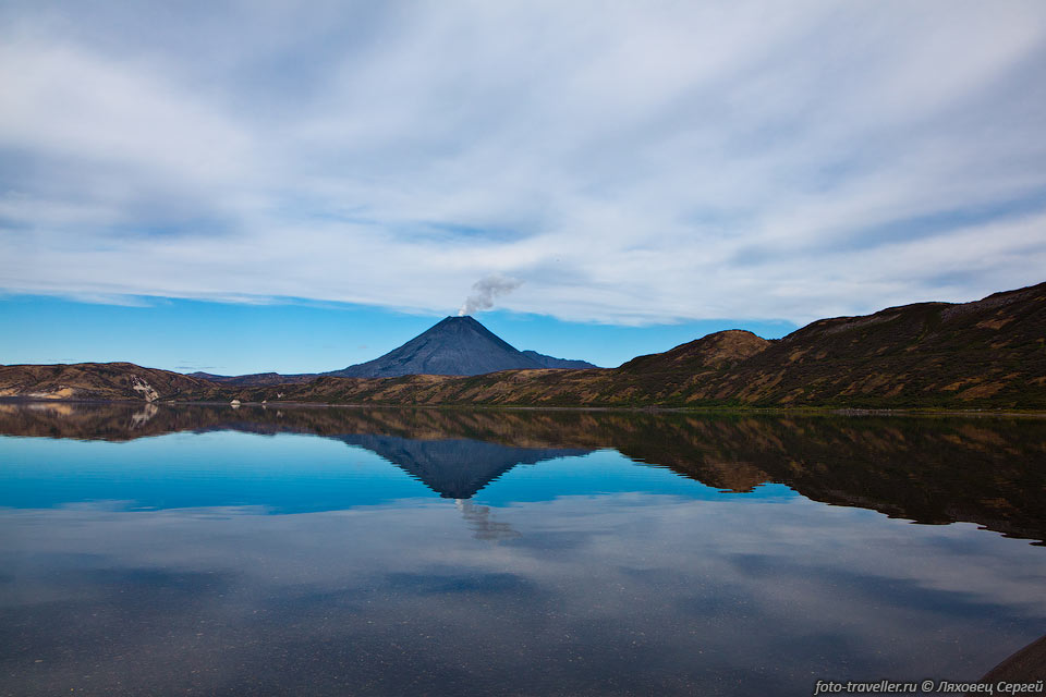 Извергающийся вулкан Карымский над Карымским озером