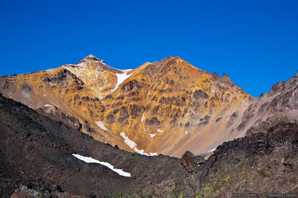 Вулкан Дзендзур (2156 м).
Последнее извержение было в 1957 году.