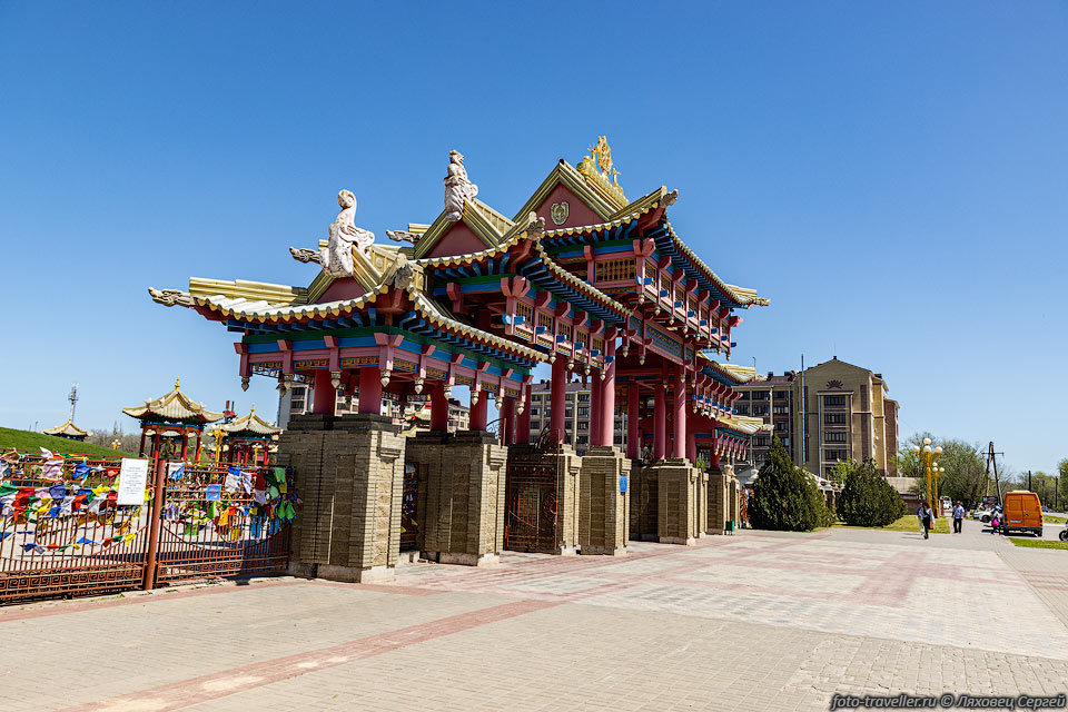 По периметру здание "Золотой обители Будды Шакьямуни" обнесено 
оградой и ступами. Имеется четыре входа, расположенных по четырём сторонам света. 
Здание хурула окружают 17 пагод со статуями великих буддийских учителей монастыря 
Наланда.