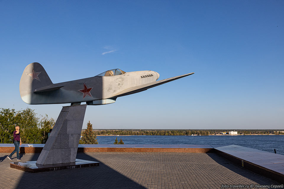 Макет-памятник Истребитель Як-3 на территории Музея-панорамы "Сталинградская 
битва"