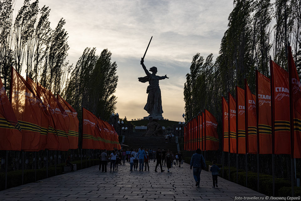 На Мамаевом кургане находится памятник "Героям Сталинградской 
битвы" с главным монументом "Родина-мать зовёт!". 
Тут расположено несколько братских и индивидуальных могил, в которых похоронено 
более чем 35 тысяч защитников Сталинграда.
