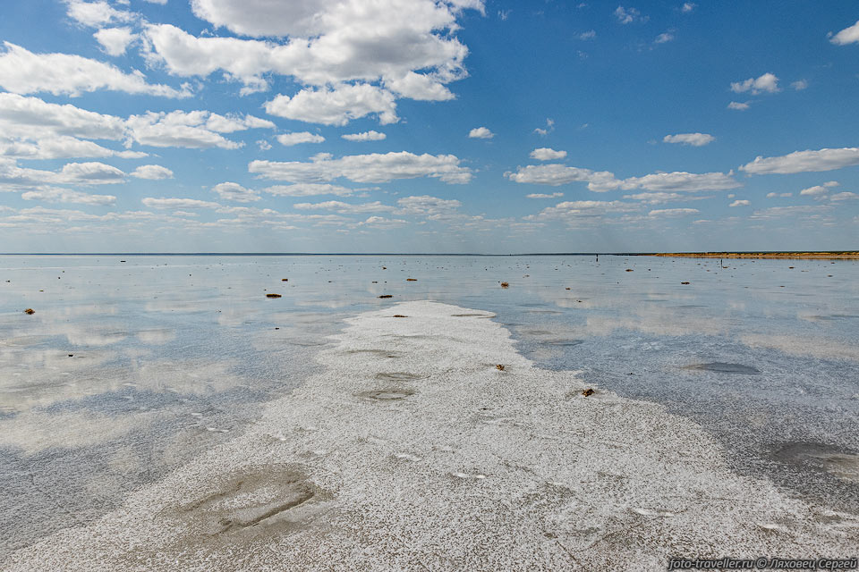 Соляные поверхности можно обнаружить на восточном, пологом берегу 
озера Эльтон.
На западе можно увидеть только обычную воду.