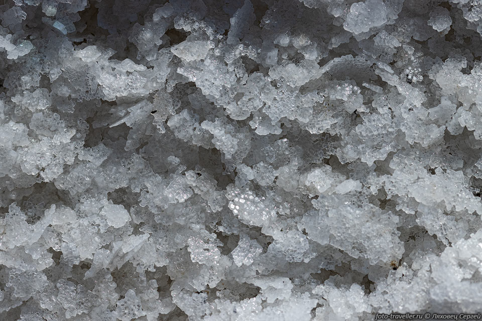Кристаллы соли в полосе прибоя