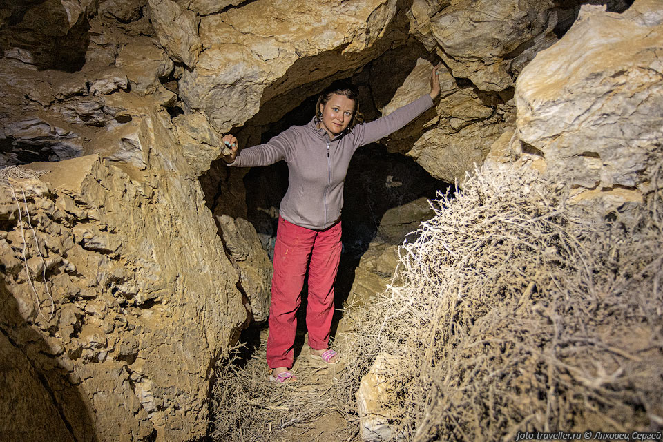 В районе озера Баскунчак расположено порядка 30 пещер в гипсах, 
самая большая протяжённостью почти 1,5 км