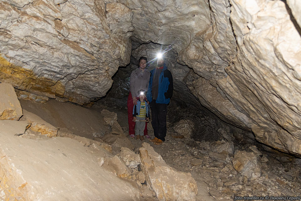 Мы заглянули в два из доступных входов пещеры Баскунчакская.