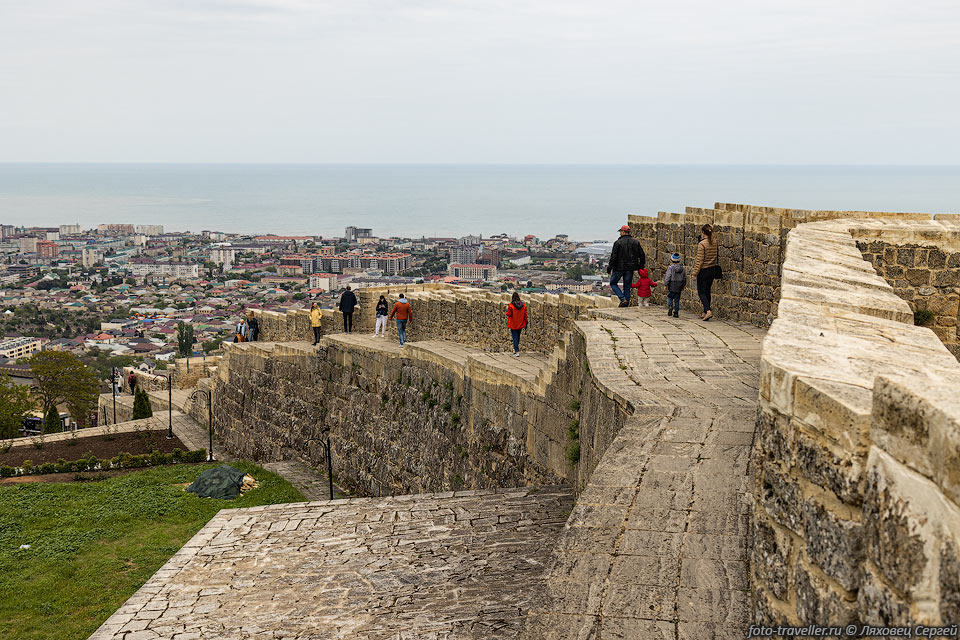  Дербентская крепость защищала народы Закавказья и Передней 
Азии от нашествий кочевников с севера.