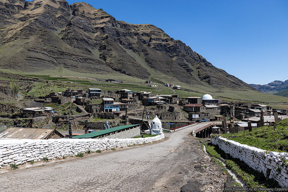 Село Хутхул расположено в 2 км к востоку от районного центра села 
Тпиг