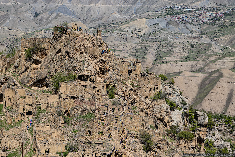 Домики на скалах в селе Гамсутль