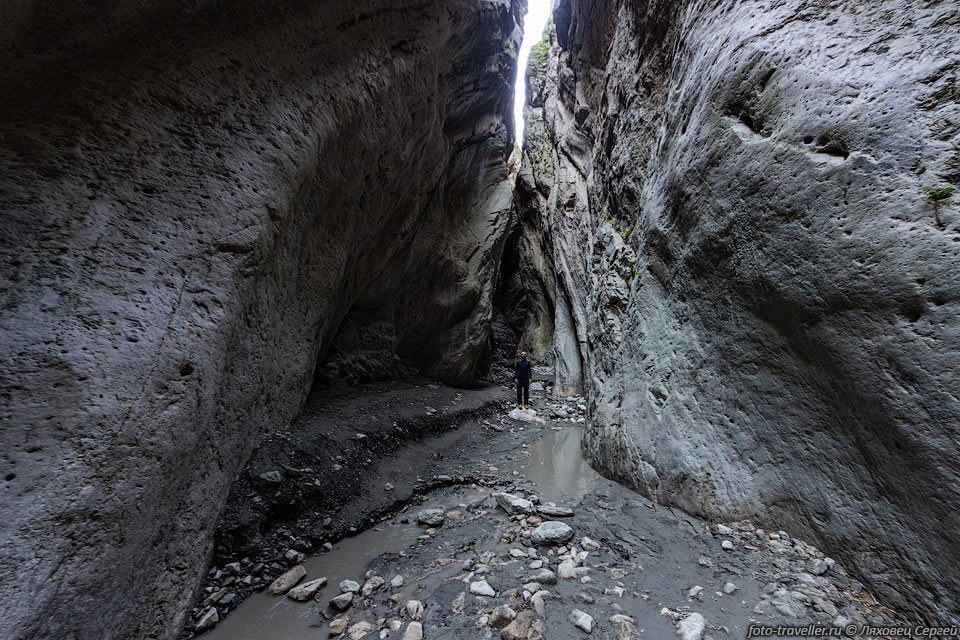 Карадахская теснина - узкий каньон шириной местами 2-4 м.
 Высота достигает 170 метров. Длина самой узкой части порядка 400 м.