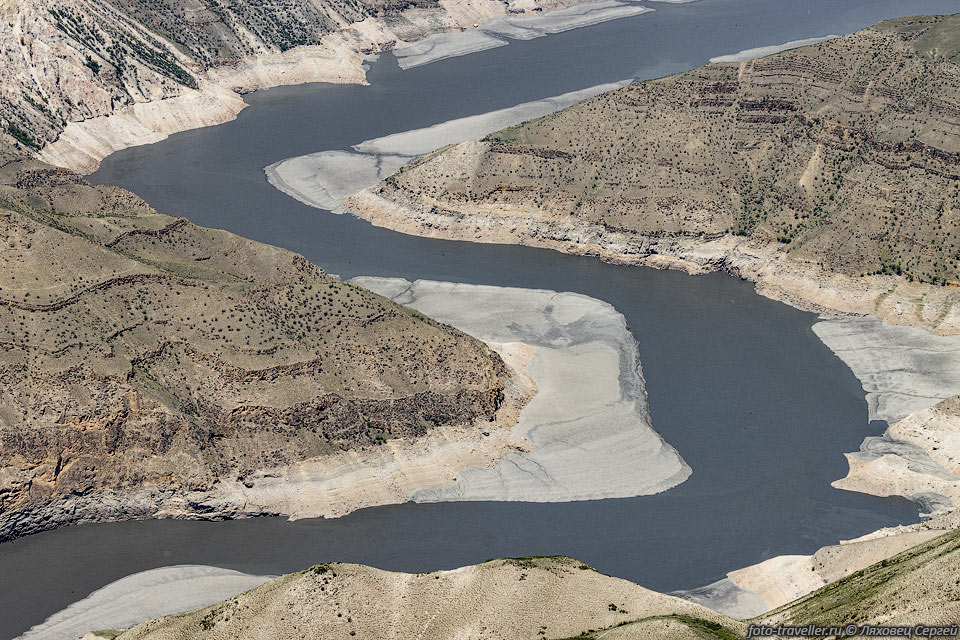 Изгиб реки Сулак в "Большом" Сулакском каньоне.
Вид с кромки Гимринского хребта.