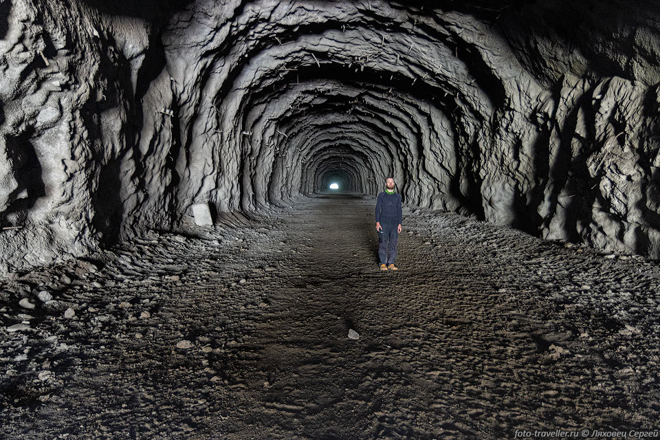 Заброшенный большой автодорожный туннель. Длина 680 м.
Видимо использовался при строительстве расположеных неподалеку ГЭС.