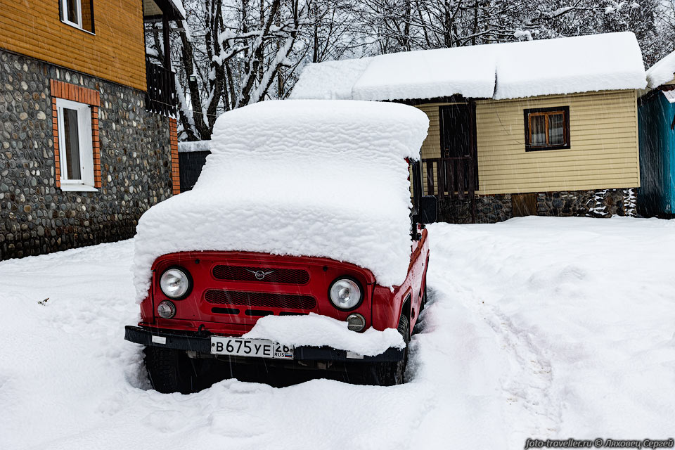 В поселке Домбай навалило снега