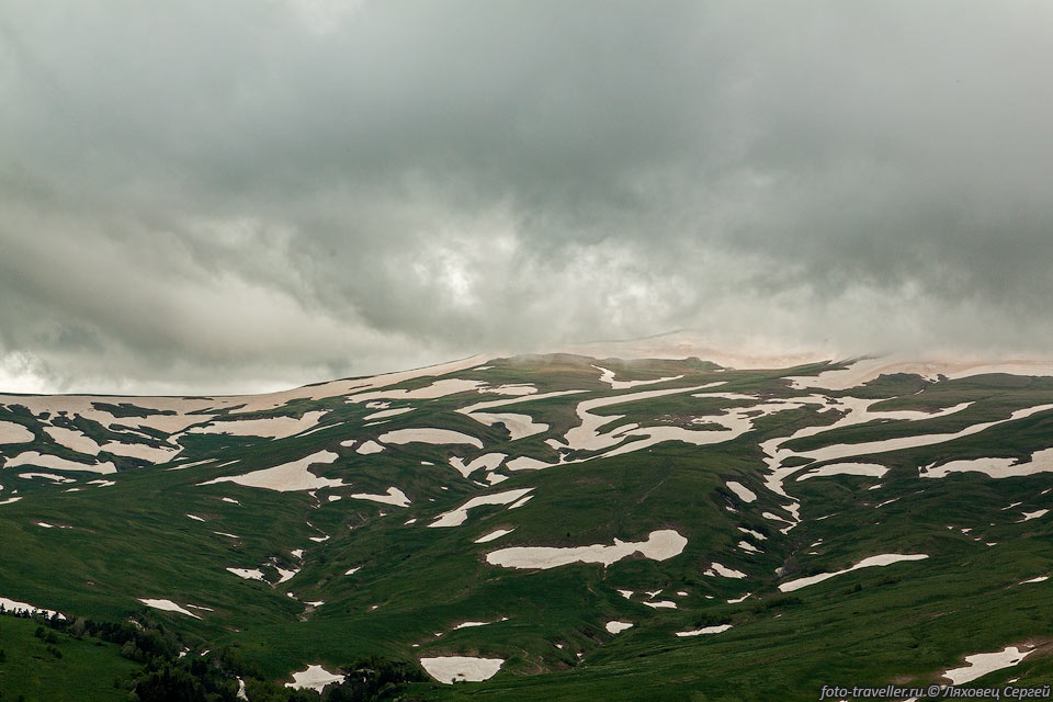 С перевала открывается  вид на обширные альпийские луга Лагонакского 
хребта с высшей точкой - горой Абадзеш (2369 м)