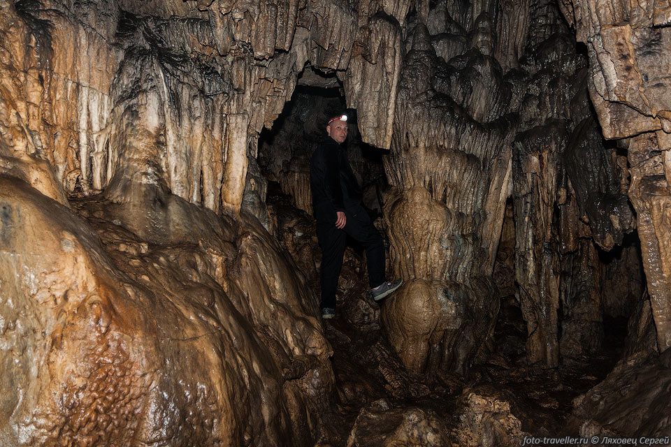 Пещера Озерная находится на хребте Азиш-Тау, не далеко от Азишского 
перевала.
К пещере идет хорошая тропа. В этой маленькой, карстовой пещере есть разные натечные 
образования.