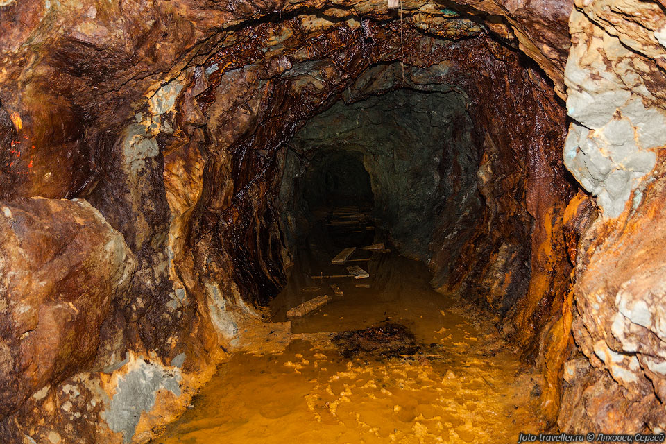 Штольня Быковского (Большелабинского) медноколчеданового месторождения.
Внутри штольня просторная, на полу много глины, есть обвалы. Протяженность несколько 
сот метров.