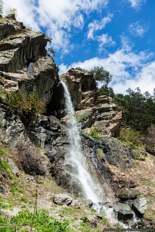 Баритовый водопад над поселком Архыз.
От поселка идет хорошая тропа, набор высоты порядка 700 м.
Несколько выше баритового водопада есть короткие штольни разведки на барит.
