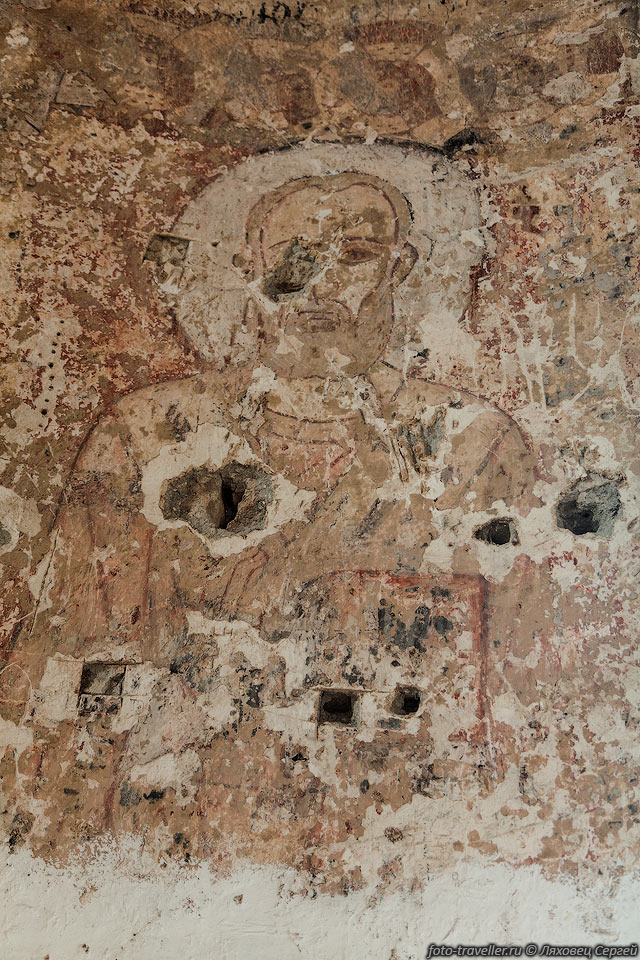 На стенах сохранились следы фресок 11 века