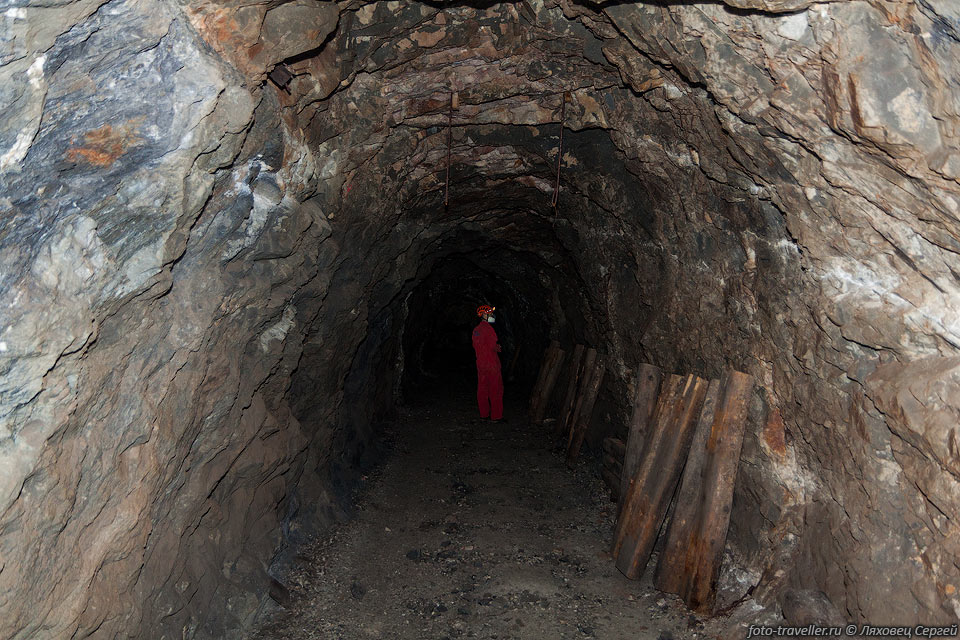 На площадке вдоль реки Кубань расположено несколько входов в Эльбрусский 
рудник. Мы посетили одну штольню, которая начинается в одном из загонов. В штольне 
довольно сильная тяга, видимо из-за верхних входов, виднеющихся выше в скалах. Из-за 
хорошей вентилящии думаю, респиратором можно не пользоваться.