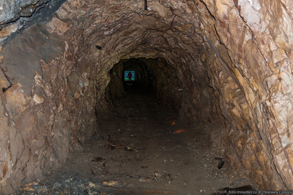 Возле входа в штольне Эльбрусского свинцово-цинкового месторождения