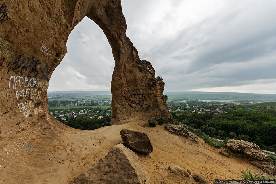 С арки видно пригороды Кисловодска