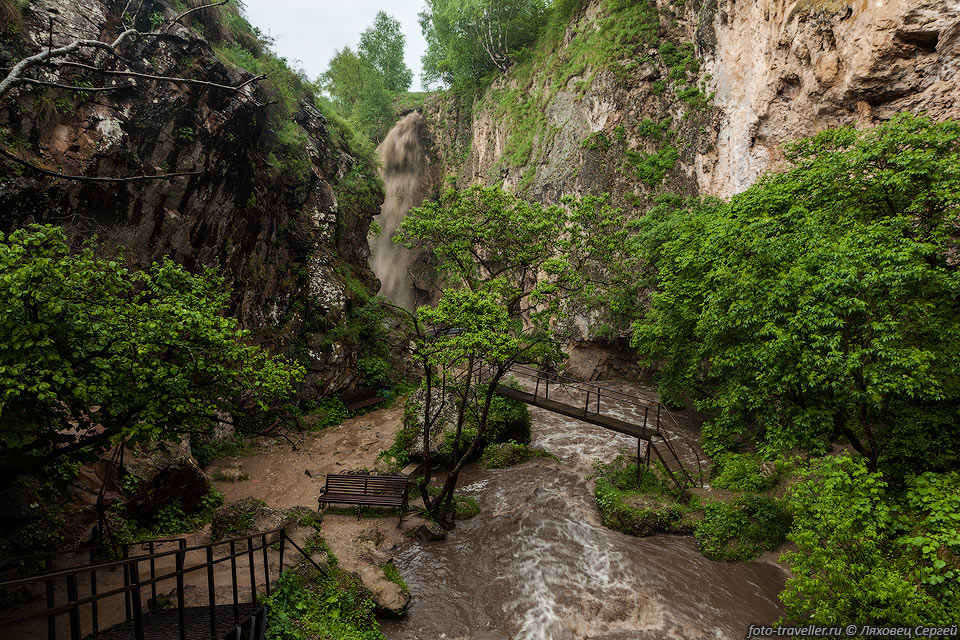 Медовые водопады - группа водопадов на реках Аликоновка и Эчки-Баш 
в Карачаево-Черкесии.
К водопадам недавно проложили хороший асфальт, построено много домиков, территория 
облагорожена и пр. 