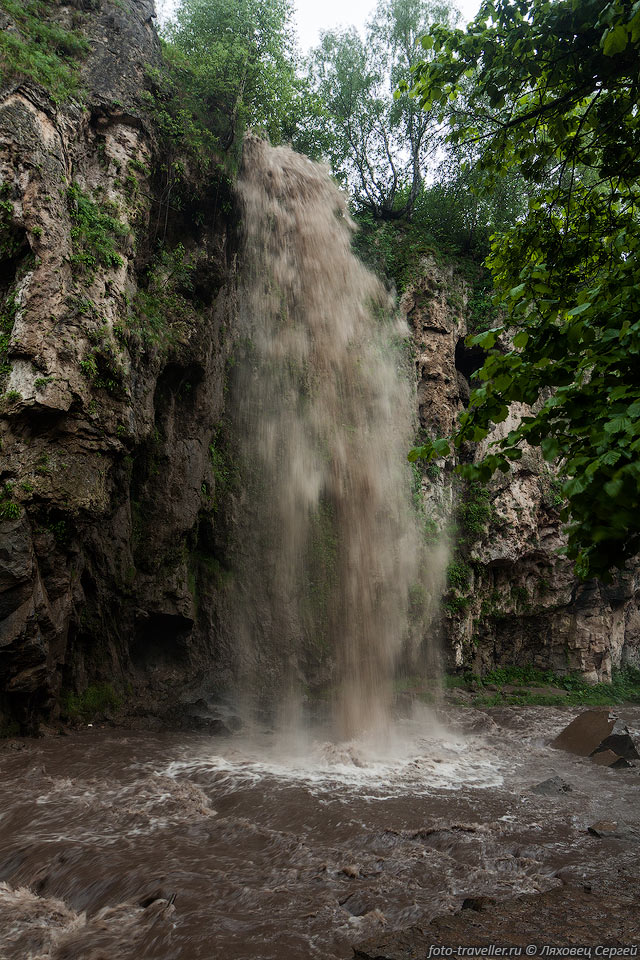 Большой Медовый водопад имеет высоту 18 м, это самый высокий водопад