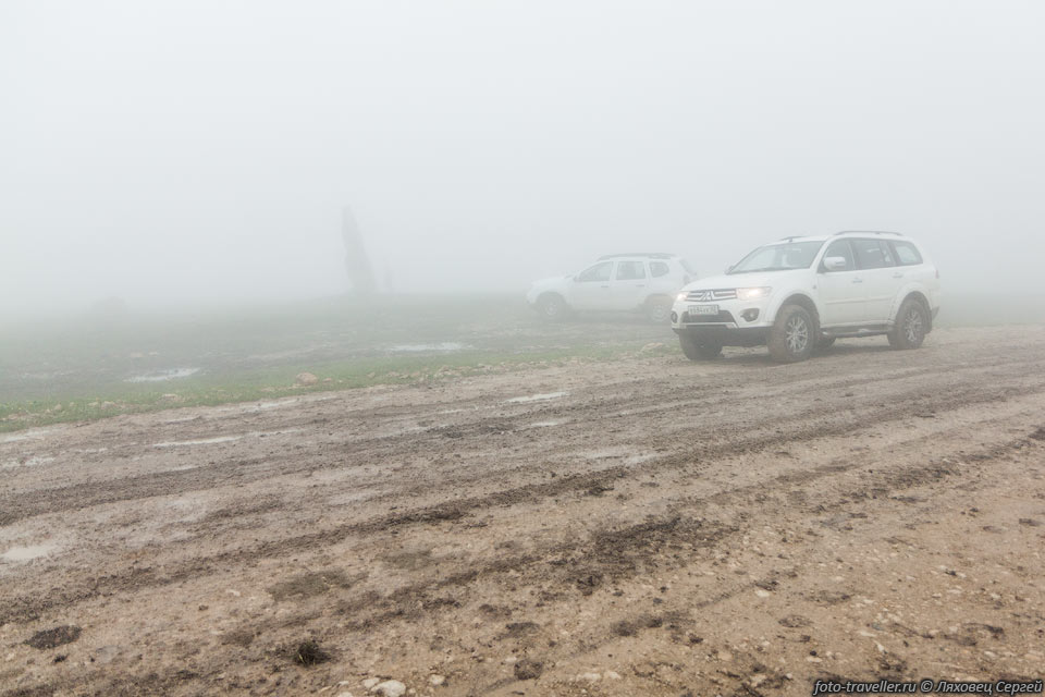 На плато Бермамыт поднимались по сильному туману и скользкой дороге 
через Медовую балку