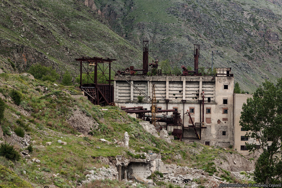 Руины огромного Тырныаузского горно-обогатительнного комбината 
(Тырныаузский вольфрамо-молибденовый комбинат, 
Тырныаузский горно-металлургический комбинат).
Расположен комбинат в Кабардино-Балкарии, город Тырныауз, это по дороге к Эльбрусу.