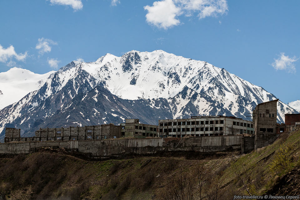 Здание рудника и административные здания на фоне горы Аджиколчатбаши