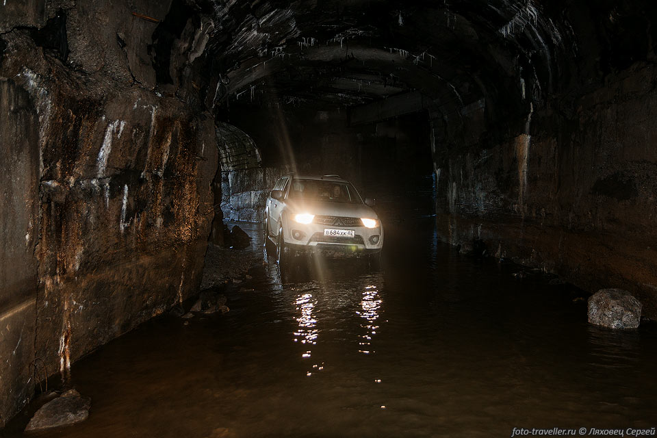 В штольню в штольню №19 рудника Молибден реально заехать на машине, 
только под слоем воды ничего не видно, ехать опасно