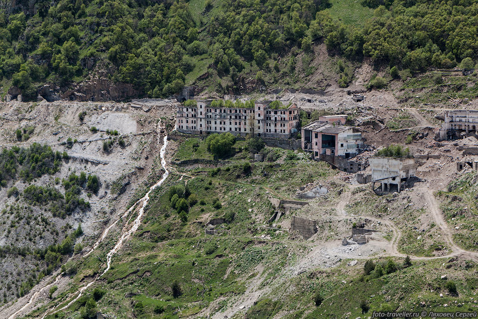 Администативные и производственные здания Тырныаузского 
вольфрамо-молибденового комбината на высоте 2015 м
