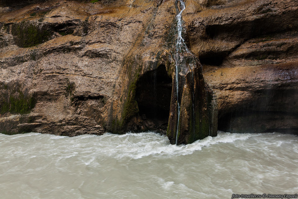 Главный Чегемский водопад на речке Каяарты, правом притоке реки 
Чегем.
Представляет собой фактически целую группу мелких, высоких водопадов.