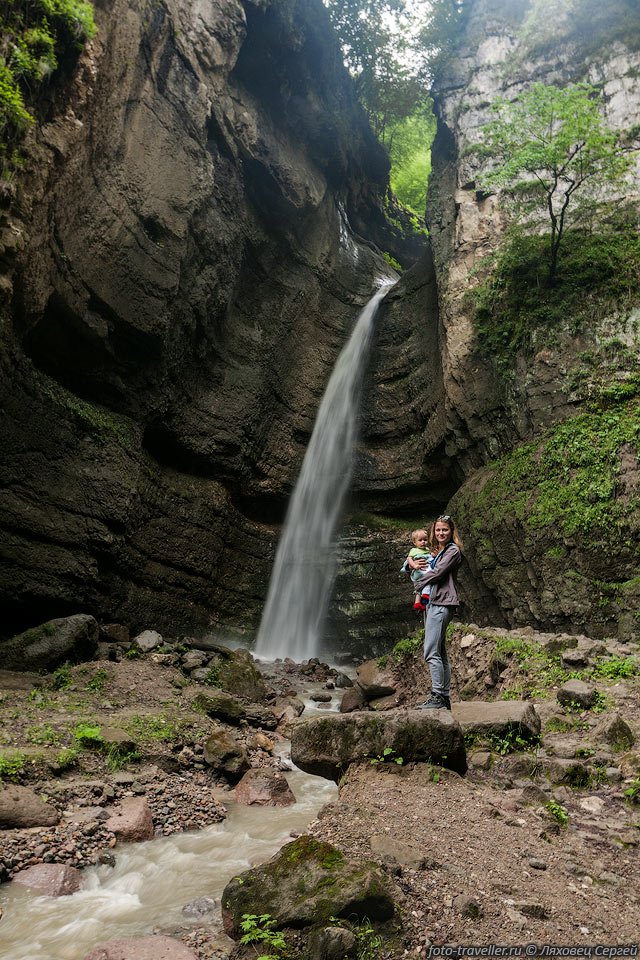 Малый Чегемский водопад (Адай-Су, Девичья коса находится на притоке 
Чегема.
Водопад находится примерно в 200 м от дороги и напоминает огромный жёлоб.