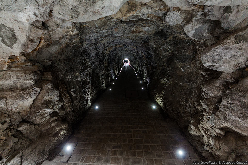 Первый спуск в Провал с научными целями был осуществлен в 1857 
году. 
Вскоре к озеру проложили горизонтальный тоннель длиной около 58 метров и стали поднимать 
воду в лечебных целях.
