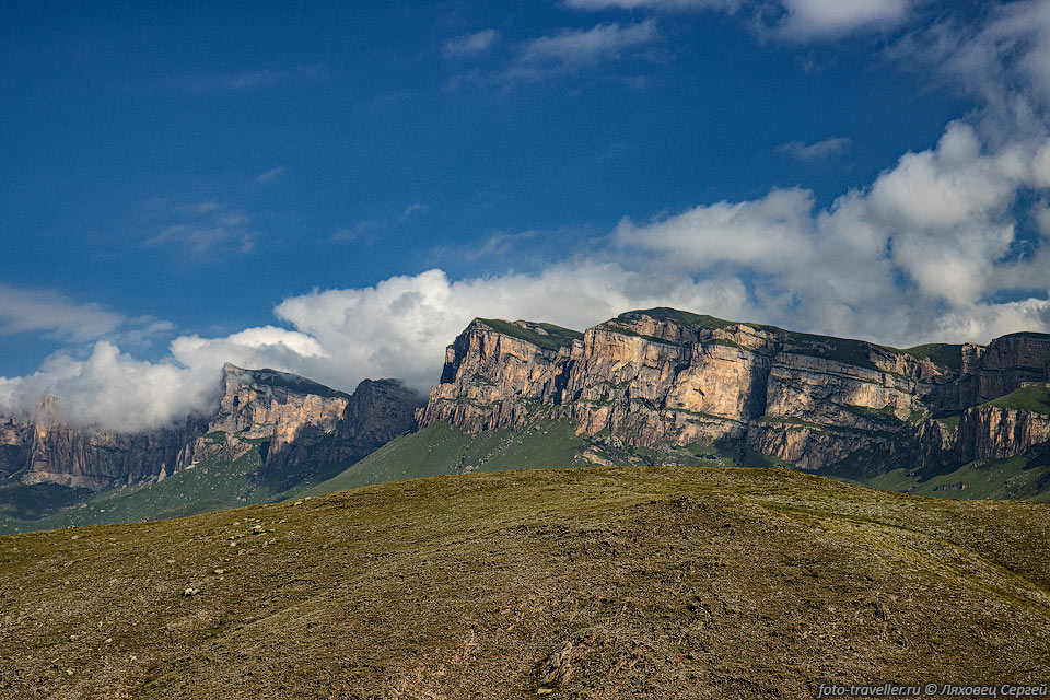 Скалистый хребет и гора Науджидза 