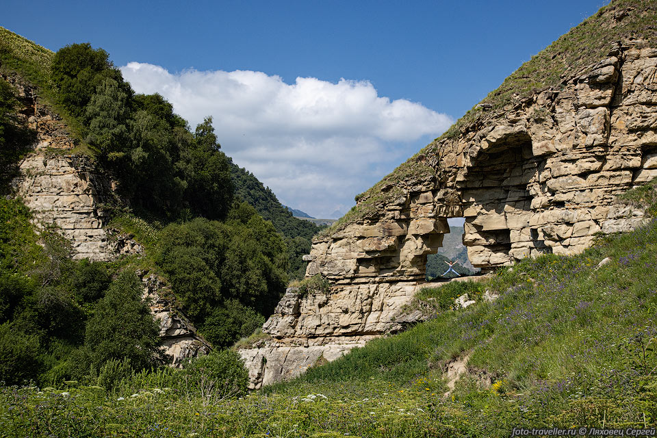 Каменная арка под перевалом Актопрак