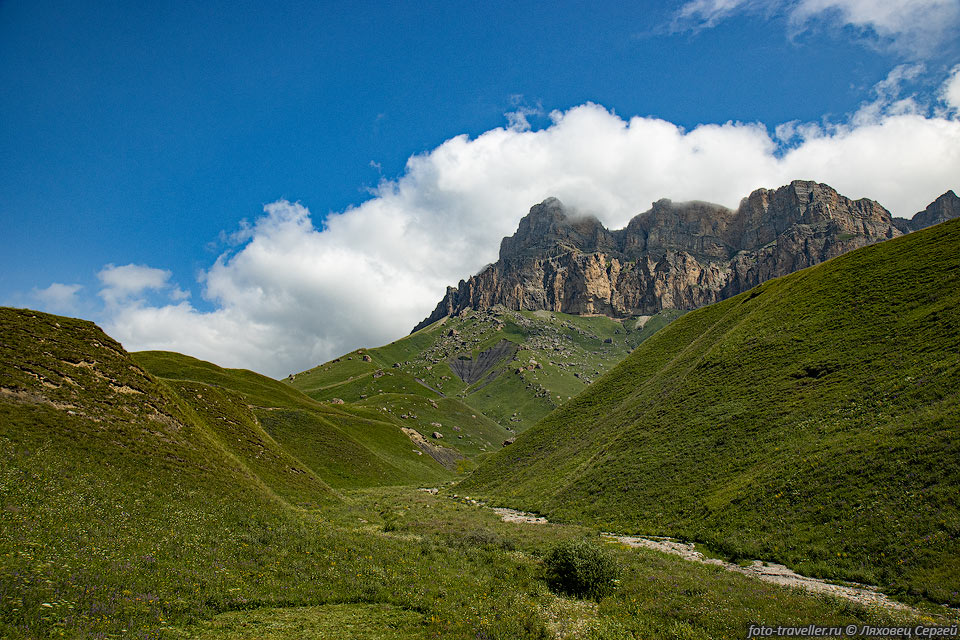 Гора Лха возвышается над перевалом Актопрак
