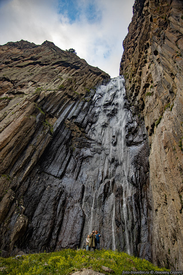  Водопад назван именем меткого охотника Абая. 
В переводе название значит водопад Абая.