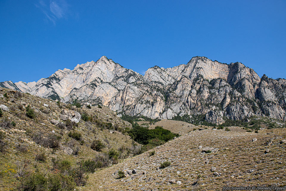 Скалистый хребет в Северной Осетии, в районе села Зинцар