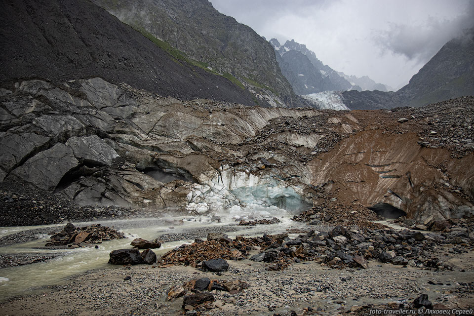 Цейский ледник - один из больших и наиболее низко опускающихся 
ледников Кавказа.