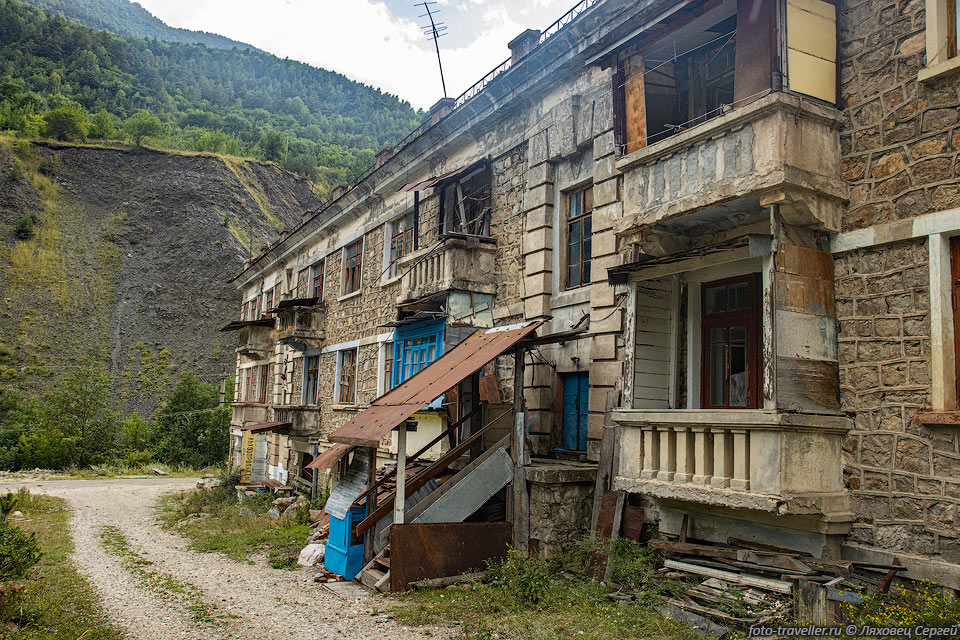 Несколько десятков человек все еще проживают в этом поселке-призраке