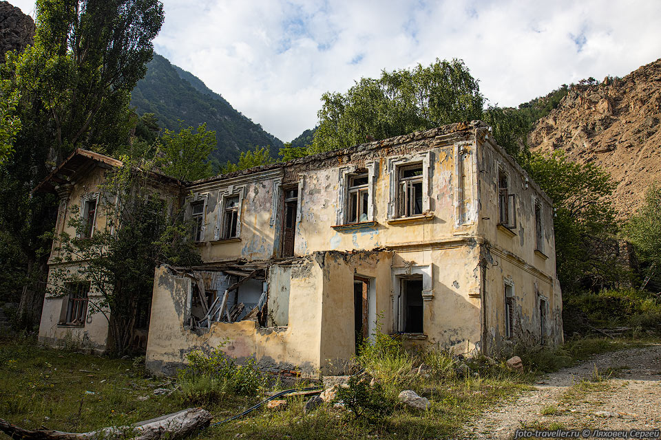 Разрушеный дом в поселке Садон.