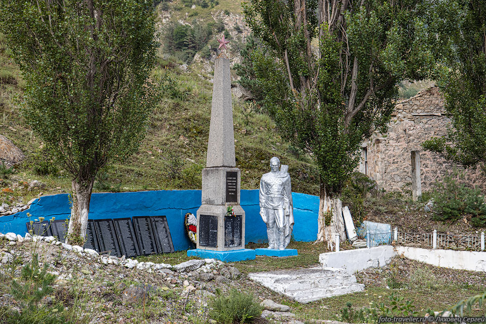 Памятник воинам погибшим в ВОВ в поселке Садон.
Памятник ухожен, в отличие от всего остального в поселке.