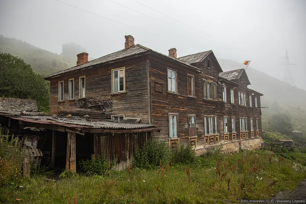 Старый дом в поселке Верхний Згид
